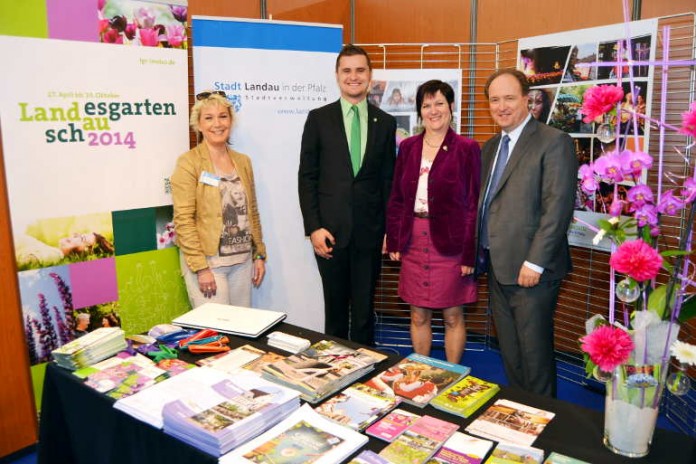 Am gemeinsamen Stand der Städte Landau und Haguenau (v.r.n.l.): Bürgermeister Claude Sturni, Beigeordnete Maria Helene Schlösser, Pressesprecher Michael Niedermeier, Jocelyne Fritz (Stadt Haguenau)